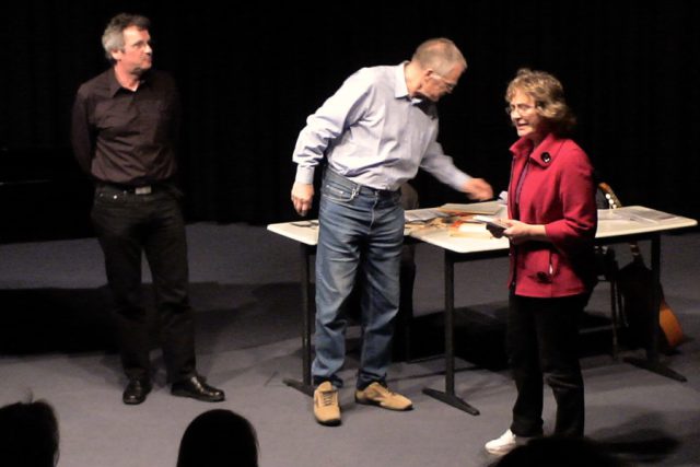 Die Vereinsvorsitzende Annette Andernacht überreicht zum Dank aufwendig bemalte Fliesen an die beiden Künstler. Foto: Helmut Lind Dank an die Künstler